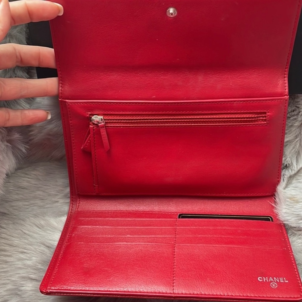Authentic Chanel caviar red  clutch / wallet in pristine condition. - Picture 7 of 11